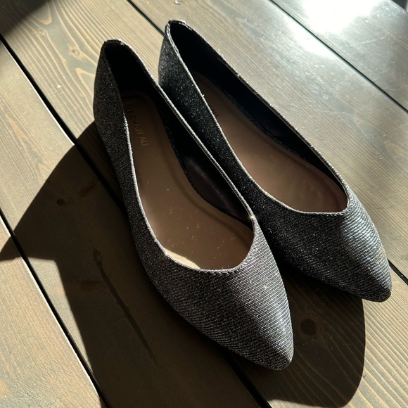 Le chateau flats. Silver. Never worn.  Size 7.5. - Picture 1 of 2